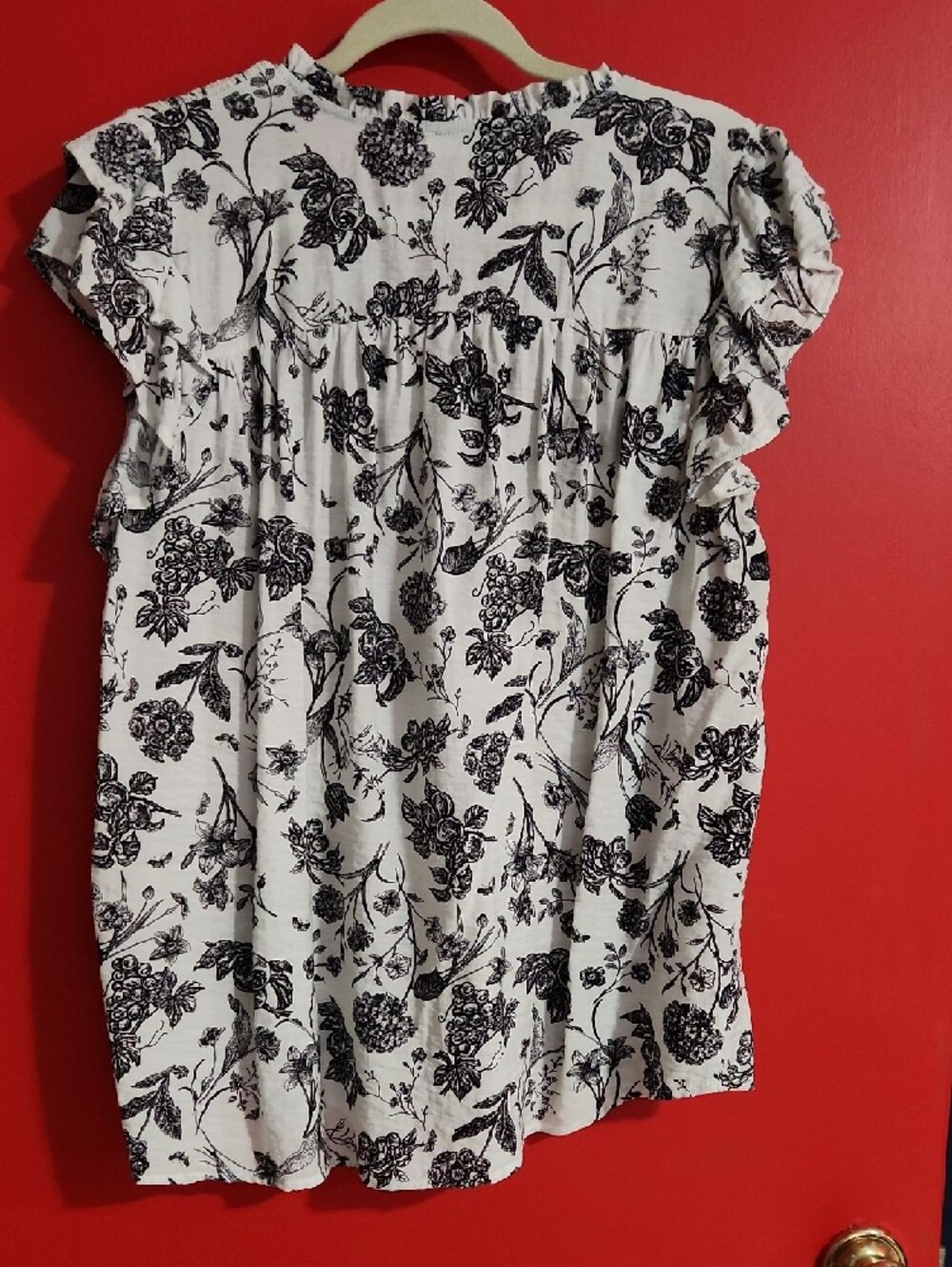 XL Umgee Black & White Floral Smocked Flutter Sleeve Blouse - Picture 2 of 5